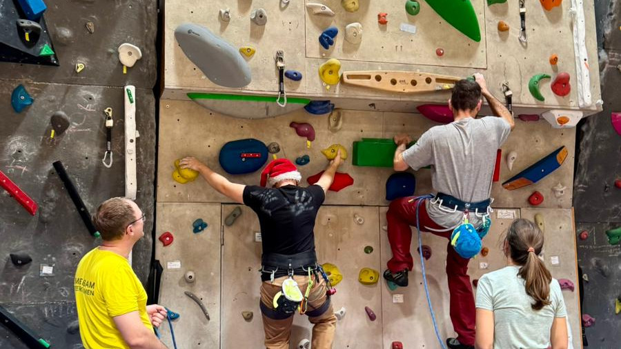 4 Menschen beim Klettern in der Halle
