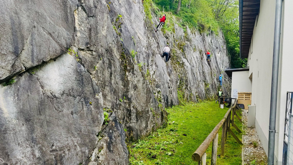 Bild zeigt den Klettergarten Arnoldstein mit einigen Klettern