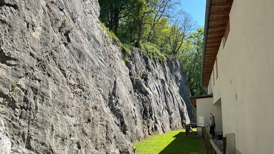 Bild zeigt 2 Kletterinnen beim Aufstieg im Klettergarten Arnoldstein